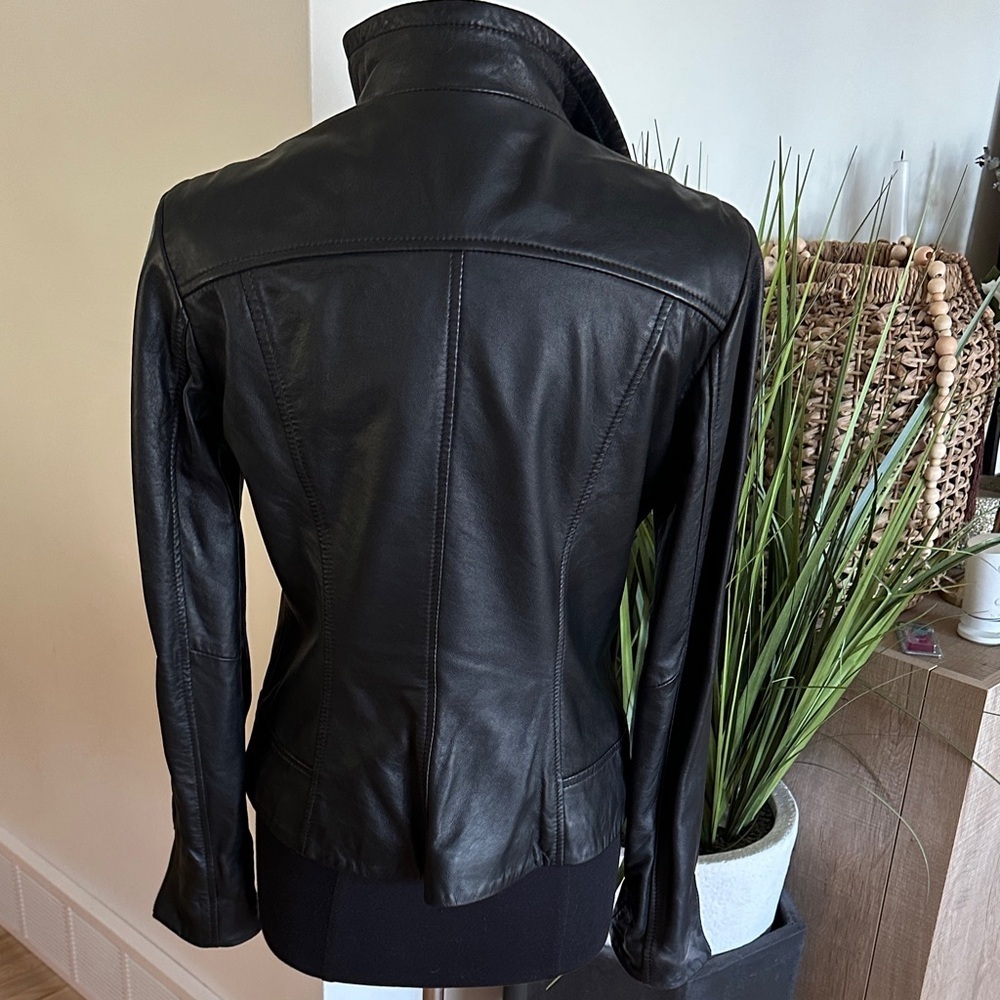 Danier Leather - Women's Black Leather Asymmetrical Zip Up Jacket - Medium - Picture 8 of 11